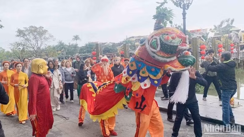Turistas italianos visitan la ciudad antigua de Hoi An.