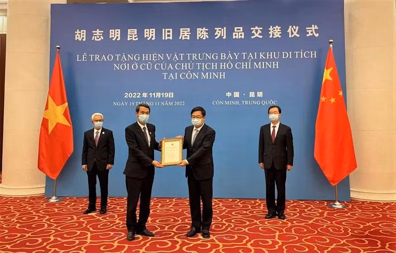 La entrega se efectúa en presencia del embajador de Hanói en Pekín, Pham Sao Mai, y del secretario del Comité del Partido Comunista de China en Yunnan, Wang Ning. 