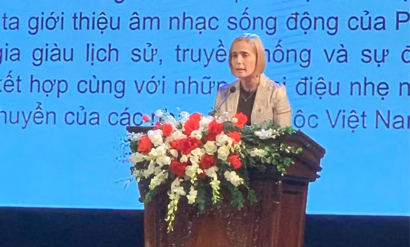 La embajadora de Perú en Vietnam, Patricia Yolanda Ráez, interviene en el evento (foto: baoquocte.vn).