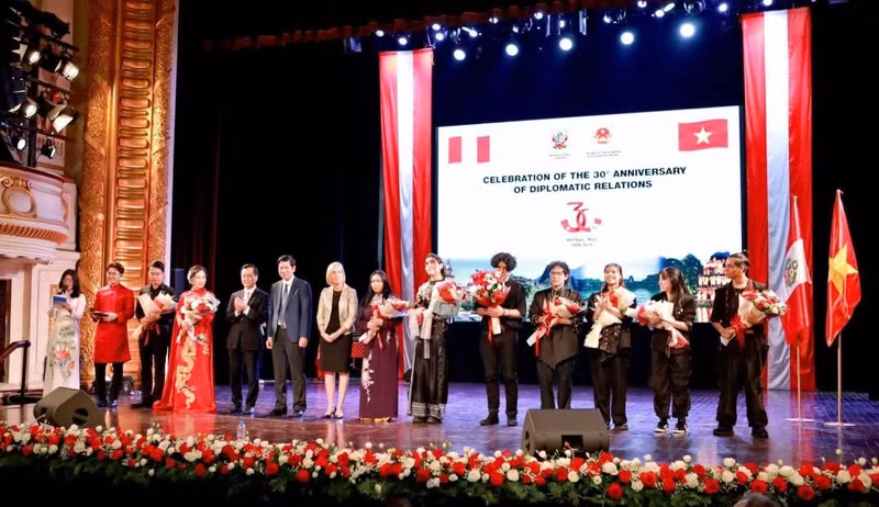 Delegados y artisitas de Vietnam y Perú en la cita. (Foto: baoquocte.vn)