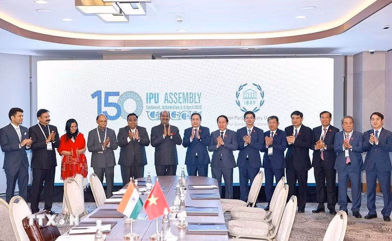 Tran Thanh Man y Om Birla, junto con los delegados, se toman una foto de recuerdo. (Foto: VNA)