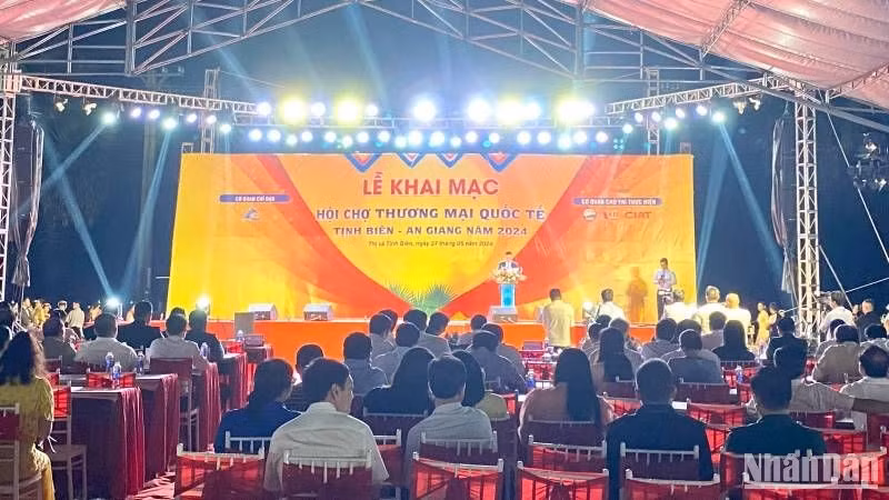 En el acto inaugural de la feria. 
