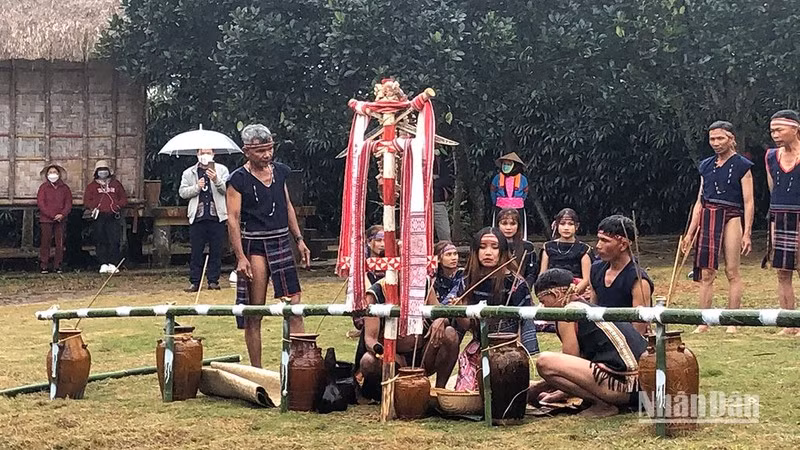 Recrean la ceremonia nupcial del grupo étnico Ba Na en la edición del Festival en 2022.