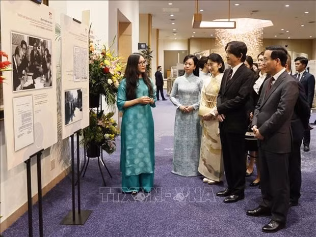 El presidente de Vietnam, Vo Van Thuong, y su esposa, el príncipe heredero Akishino y la princesa heredera Kiko, visitan la exposición fotogrática. (Foto: VNA)