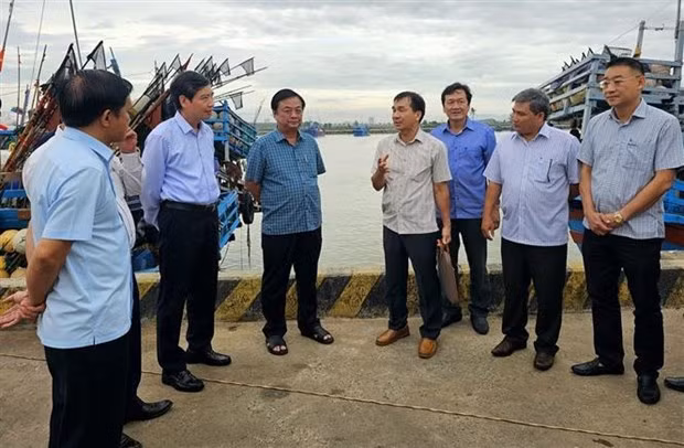 Le Minh Hoan, ministro de Agricultura y Desarrollo Rural, inspecciona la prevención de desastres y combate contra la IUU en la provincia de Phu Yen. (Fuente: VNA) 