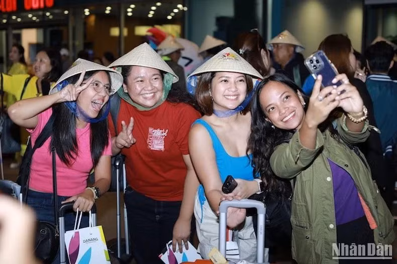 Los turistas procedentes de Manila llegan al aeropuerto internacional de Da Nang.