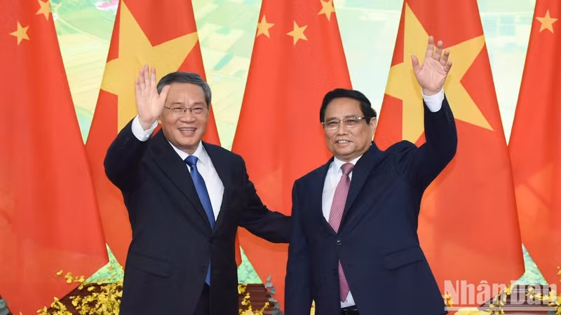 Minh Chinh y Li Qiang saludan a las agencias de noticias y órganos de prensa.
