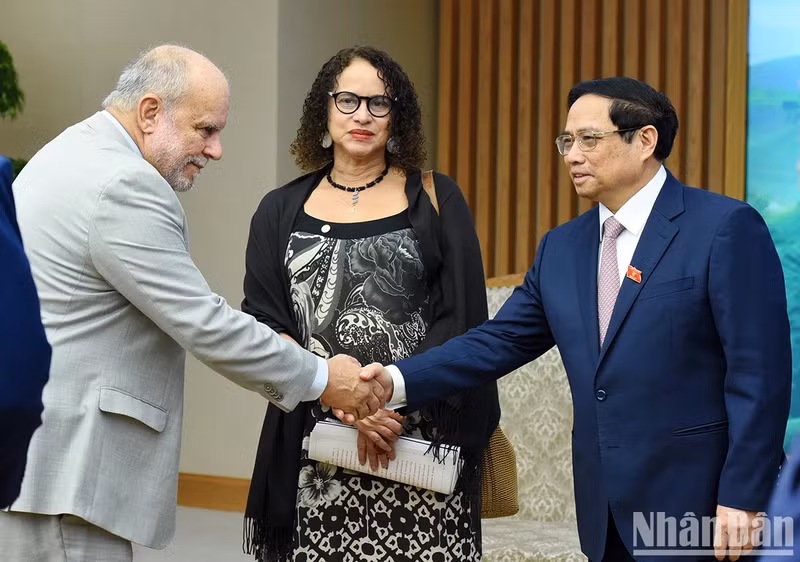 El jefe del Ejecutivo vietnamita da la bienvenida a los miembros de la delegación brasileña.