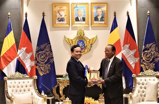 Tran Luu Quang, viceprimer ministro vietnamita, y el subjefe del Gobierno y ministro de Defensa de Camboya, Samdech Tea Banh (derecha). (Foto: VNA)