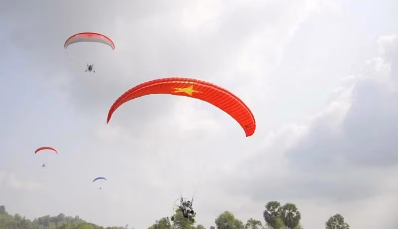 La competencia busca identificar a pilotos talentosos para integrar el Equipo de Parapente de Ciudad Ho Chi Minh. (Foto: VNA)