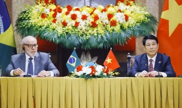 El presidente vietnamita, Luong Cuong (derecha), y su homólogo brasileño, Luiz Inácio Lula da Silva, se reúnen con la prensa en Hanoi el 28 de marzo. (Foto: VNA)