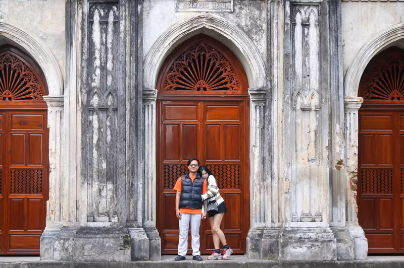Fieles católicos y turistas concurren a la iglesia los fines de semana y días festivos. Fieles católicos y turistas concurren a la iglesia los fines de semana y días festivos.
