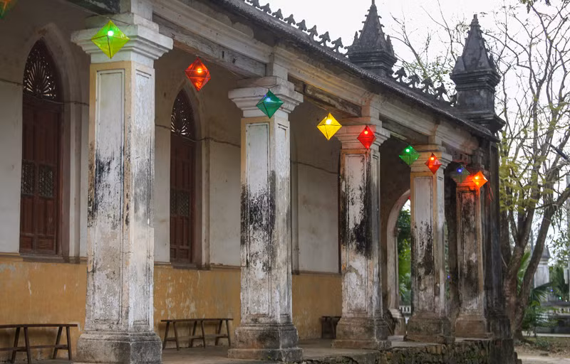 Decoración frugal de la pequeña iglesia en vísperas de la Navidad. Decoración frugal de la pequeña iglesia en vísperas de la Navidad.