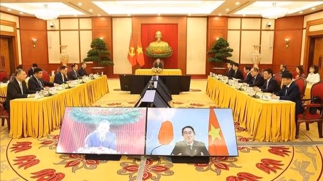 El secretario general del Partido Comunista de Vietnam (PCV) y presidente del país, To Lam, sostiene conversaciones en línea con el presidente del Partido Liberal Democrático y primer ministro de Japón, Kishida Fumio. (Foto: VNA)