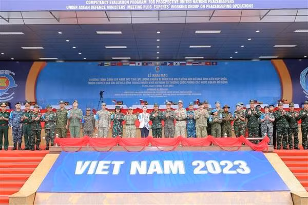 El coronel general Phung Si Tan, subjefe del Estado Mayor General del Ejército Popular de Vietnam, y los jefes de delegaciones participantes (Foto: VNA)