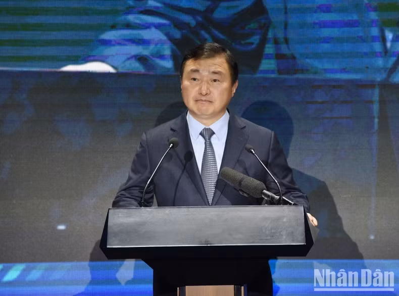 El director general del grupo Samsung, Roh Tae-moon, habla en la ceremonia.