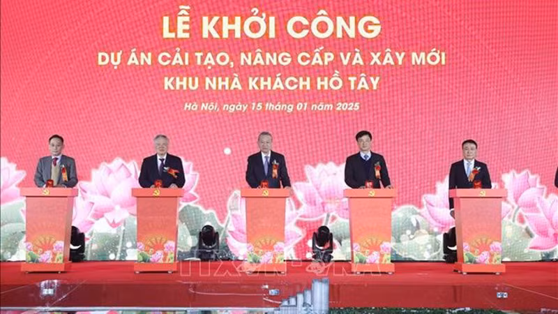 El secretario general del Partido Comunista de Vietnam, To Lam (centro), y los delegados presionan los botones para lanzar el proyecto de modernización y construcción del complejo de la Casa de Huéspedes del Lago Oeste en Hanói el 15 de enero (Foto: VNA)