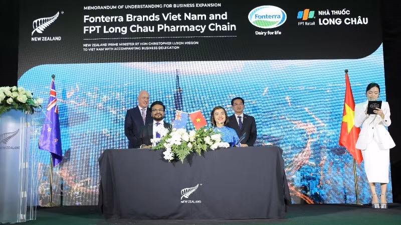 Ceremonia de firma de cooperación estratégica entre FPT Long Chau y Anlene.