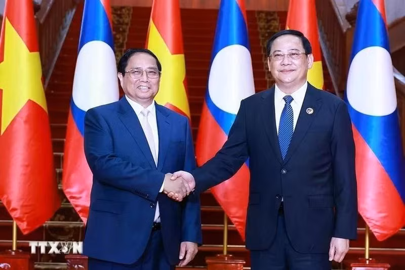 El primer ministro Pham Minh Chinh se reunió con su homólogo de Laos y presidente de la ASEAN 2024, Sonexay Siphandone, en ocasión de las cumbres de la Asean en Vientiane en octubre en Vientián. (Foto: VNA)
