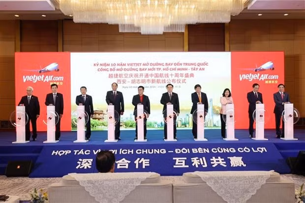 En el acto conmemorativo por el décimo aniversario de la apertura de vuelo a China por parte de Vietjet y el acto para anunciar la operación del vuelo directo entre Ciudad Ho Chi Minh y la urbe china de Xi'an. (Foto: VNA)