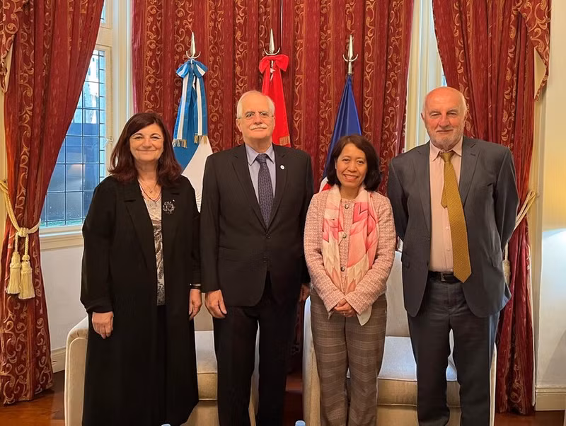 La embajadora vietnamita en Argentina, Ngo Minh Nguyet, recibe a Jorge Taiana, a cargo de los relaciones internacionales del Partido Justicialista argentino, excanciller y exministro de Defensa. (Foto: VNA)