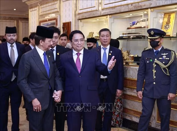 El Sultán Hassanal Bolkiah y el primer ministro Pham Minh Chinh (Fotografía: VNA)