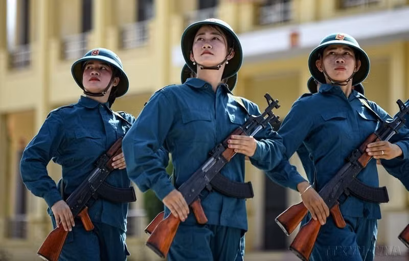 A pesar del clima seco y del sol abrasador, las milicianas del noroeste todavía practican con entusiasmo en el campo para realizar el mejor desfile militar en conmemoración del 70 aniversario de la Victoria de Dien Bien Phu.