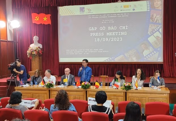 El subdirector a cargo del Estudio Central de Cine Documental y Científico, Trinh Quang Tung, habla con la prensa antes de la inauguración del 13º Festival de Documentales Europa-Vietnam (Foto: VNA)