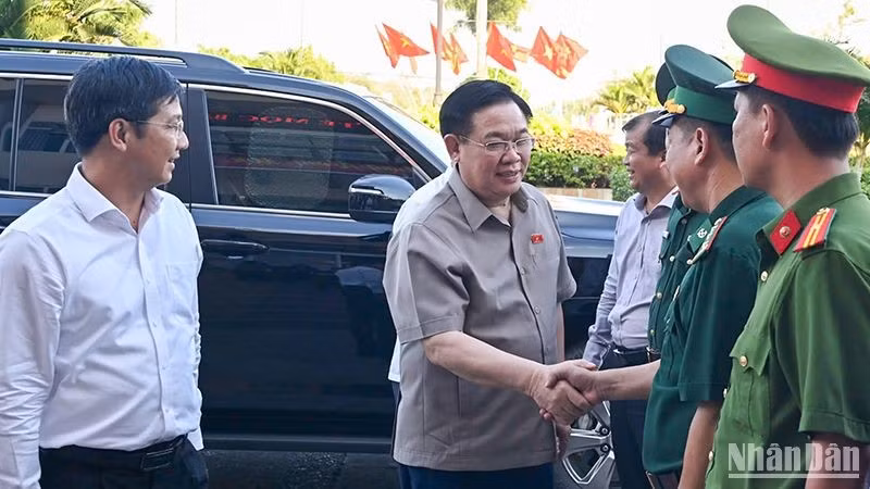 El presidente de la Asamblea Nacional vietnamita, Vuong Dinh Hue, y los oficiales y soldados en la puerta fronteriza internacional de Moc Bai.