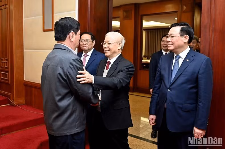 El secretario general del PCV, Nguyen Phu Trong, el premier Pham Minh Chinh, y el presidente del Parlamento, Vuong Dinh Hue y delegados asistentes a la reunión. El secretario general del PCV, Nguyen Phu Trong, el premier Pham Minh Chinh, y el presidente del Parlamento, Vuong Dinh Hue y delegados asistentes a la reunión.