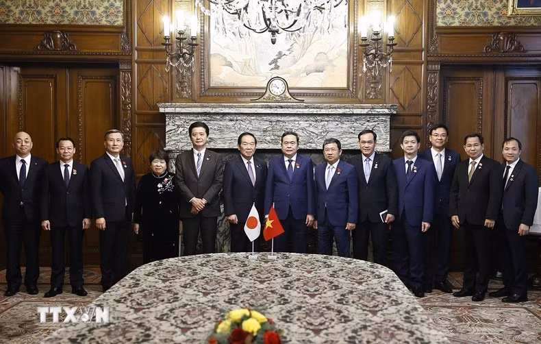 El presidente de la Asamblea Nacional vietnamita, Tran Thanh Man, el titular de la Cámara de Representantes japonesa, Nukaga Fukushiro, y los delegados.