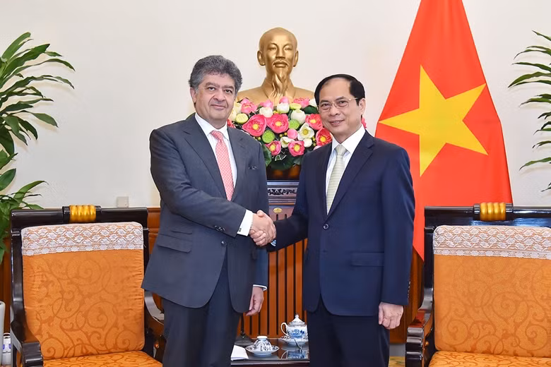 El canciller de Vietnam, Bui Thanh Son, recibe a Vahram Kazhoyan, embajador armenio en Hanói. (Foto: dangcongsan.vn)