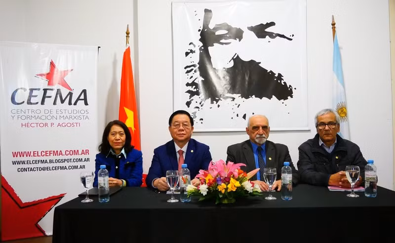 Nguyen Trong Nghia, jefe de la Comisión de Propaganda y Educación, la embajadora vietnamita en Argentina, Ngo Minh Nguyet, el secretario general interino del Partido Comunista de Argentina, Jorge Kneyness y el secretario general del Partido Comunista de Uruguay, Juan Castillo (Foto: VNA)