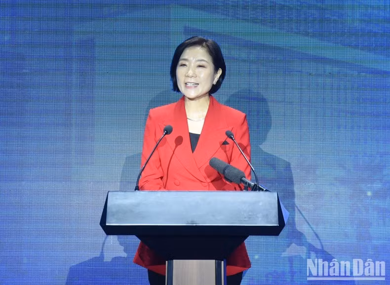 La embajadora surcoreana en Hanói, Oh Young-ju, habla en el acto.
