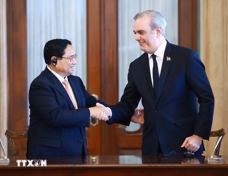 El primer ministro vietnamita, Pham Minh Chinh, y el presidente de la República Dominicana, Luis Abinader Corona, en la ceremonia de firma.