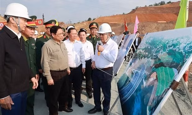 El premier Pham Minh Chinh inspecciona la obra de expansión de la planta hidroeléctrica de Hoa Binh (Fotografía: VNA)