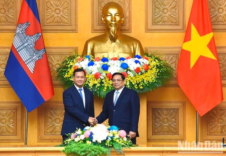 Los jefes de Gobierno vietnamita y camboyano previo a sus conversaciones.