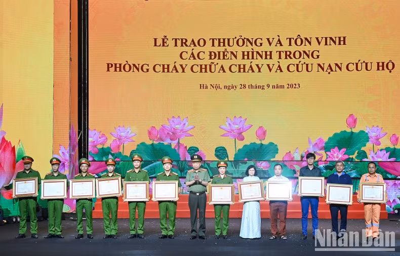 El ministro de Seguridad Pública de Vietnam, general To Lam, otorga el Certificado de Mérito del primer ministro a grupos e individuos sobresalientes.