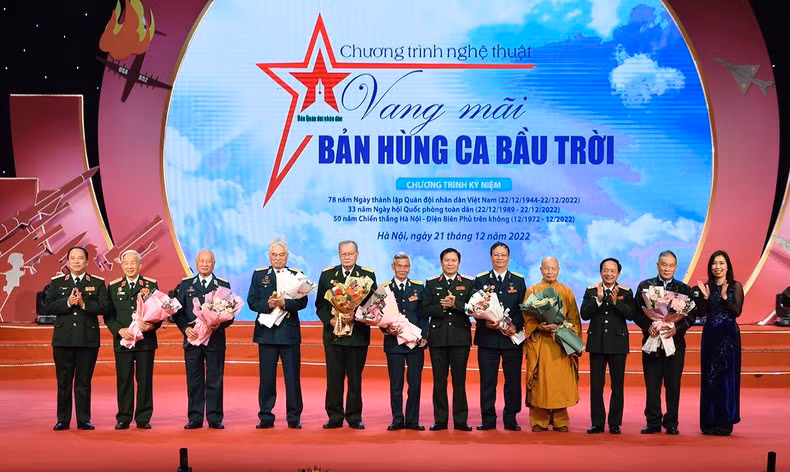 Honran a los héroes de las Fuerzas Armadas Populares con logros destacados en la campaña "Hanói - Dien Bien Phu en el aire". Honran a los héroes de las Fuerzas Armadas Populares con logros destacados en la campaña "Hanói - Dien Bien Phu en el aire".