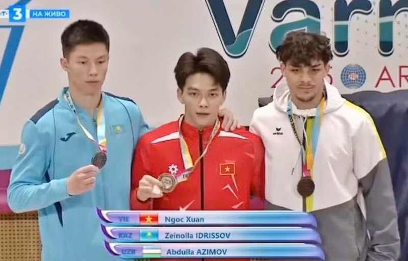 El gimnasta vietnamita Dang Ngoc Xuan Thien (centro) en el podio con la medalla de oro. (Foto: qdnd.vn)