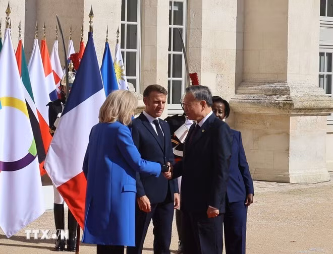 El presidente de Francia, Emmanuel Macron, y la secretaria general de la Organización Internacional de la Francofonía, reciben al secretario general del PCV y presidente de Vietnam, To Lam.