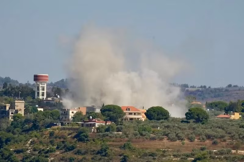 Humo provocado por un ataque aéreo de Israel en la ciudad de Tayr Harfa, sur del Líbano, el 12 de julio de 2024. (Foto: Xinhua/VNA)