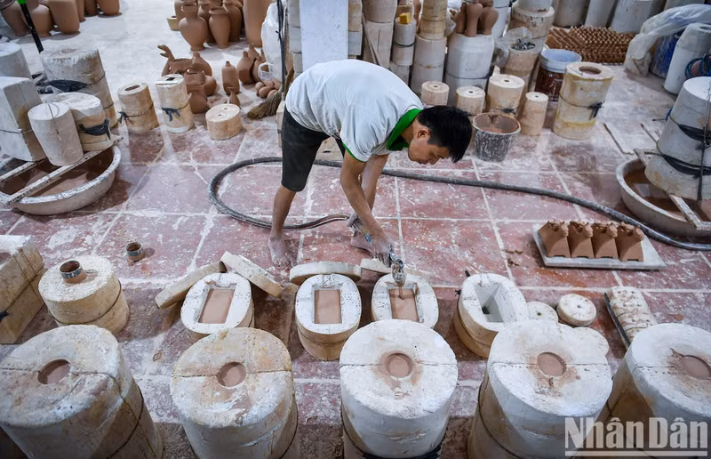 El proceso de creación de productos cerámicos sigue pasos muy estrictos. Después de ser amasada por una máquina, los artesanos rellenarán la arcilla con moldes prefabricados.