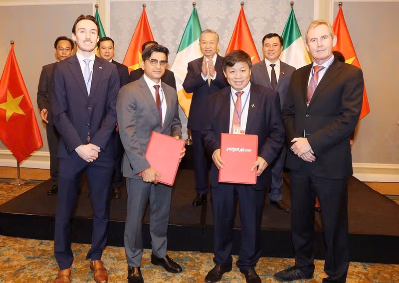 El secretario general del Partido Comunista de Vietnam y jefe de Estado, To Lam, presencia la entrega de acuerdo entre Vietjet y Castlelake para financiar cuatro aviones valorados en 560 millones de dólares.