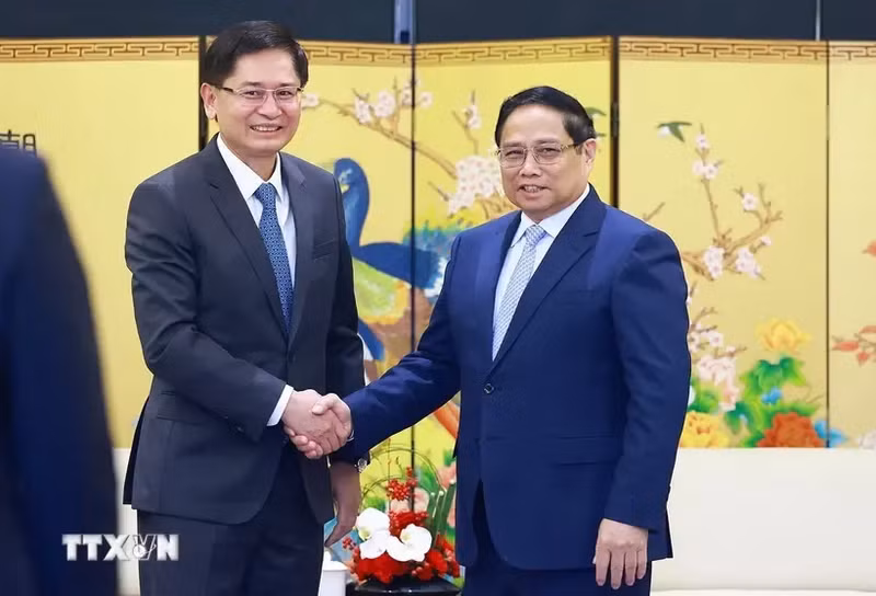 El primer ministro de Vietnam, Pham Minh Chinh, recibió al presidente de la Región Autónoma Zhuang de Guangxi (China), Lan Tianli. (Foto: VNA)