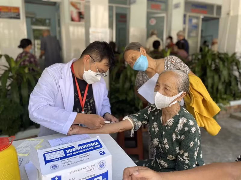 Chequeo de salud para los mayores de edad en Vietnam (Foto: VNA)