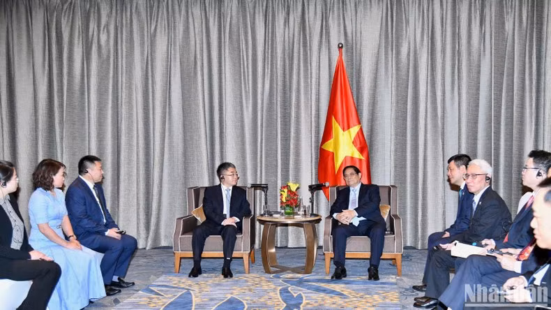 El primer ministro vietnamita, Pham Minh Chinh, y Yan Shengjun, presidente de la junta directiva del grupo Tianying. (Foto: Nhan Dan)