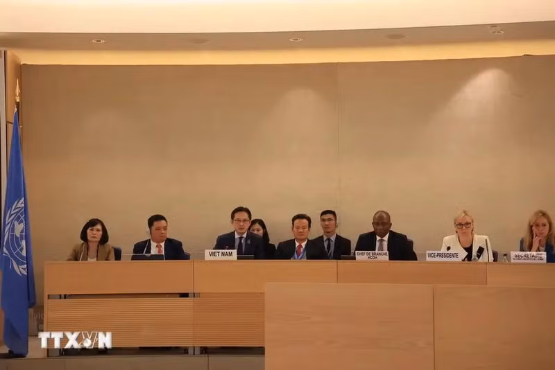El viceministro de Relaciones Exteriores vietnamita Do Hung Viet en la reunión (Foto: VNA)