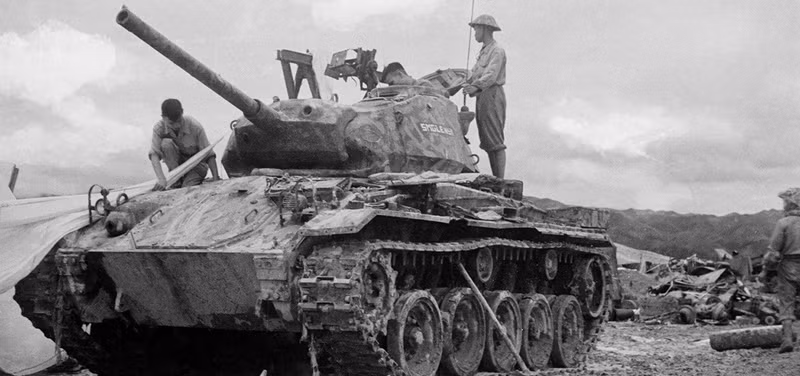 Muchas armas modernas y vehículos de guerra de marca estadounidense fueron destruidos y capturados por el ejército vietnamita en el frente de Dien Bien Phu. (Foto: VNA)