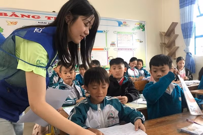 Estudiantes sudcoreanos enseñan idioma sudcoreano a alumnos de la escuela primaria Da Thanh. (Foto:Internet)